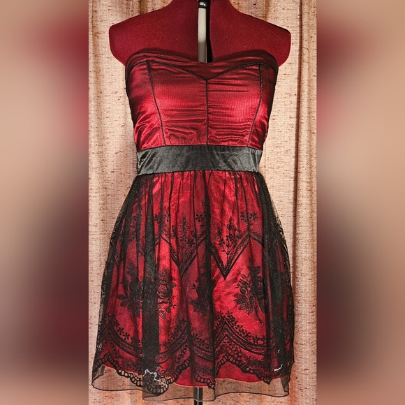 Red & Black Strappless lace dress - Picture 1 of 8